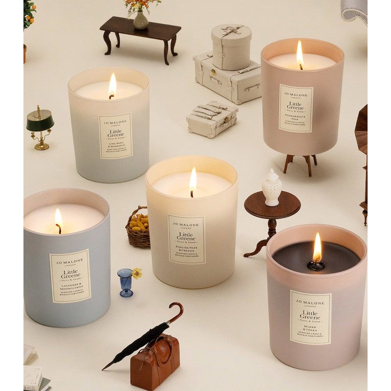 Vela x Little Greene Special Edition Lavender & Moonflower Scented 200g - Mercado de Luxo - O Maior E-Commerce de Bens, Produtos e Serviços de Luxo do Brasil.