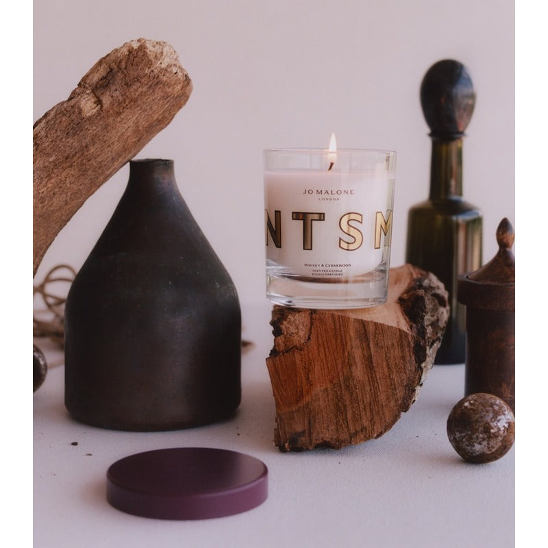 Vela x Huntsman Whisky & Cedarwood Classic 200g - Mercado de Luxo - O Maior E-Commerce de Bens, Produtos e Serviços de Luxo do Brasil.