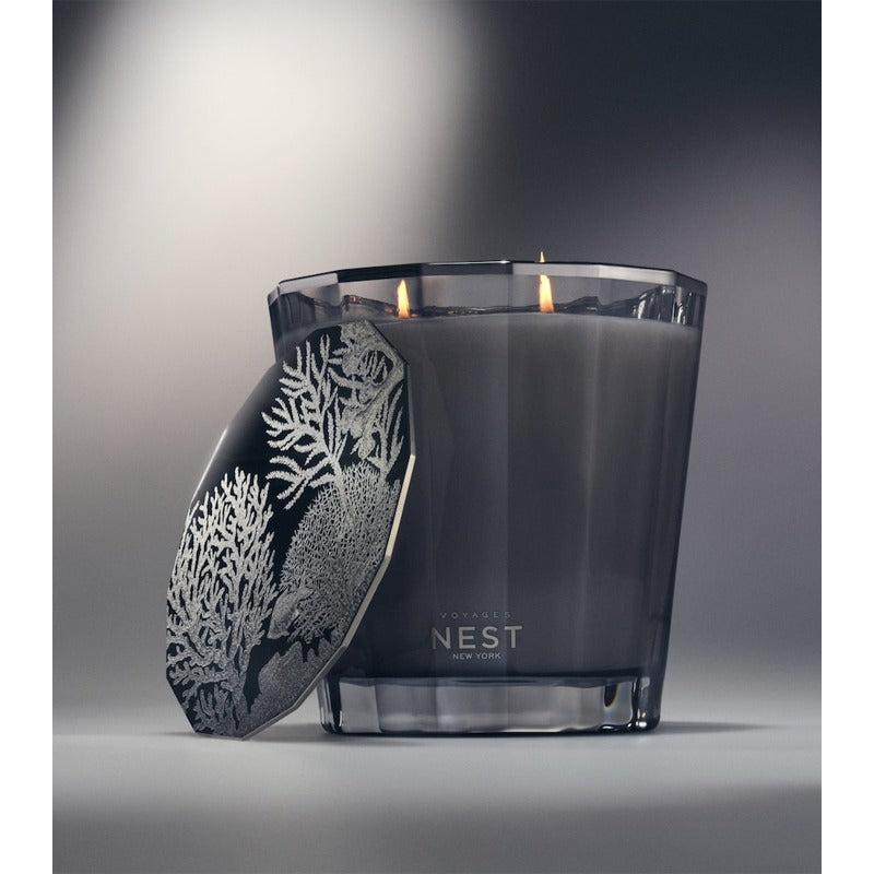 Vela VOYAGES Cerulean Coast 2-Wick 600g - Mercado de Luxo - O Maior E-Commerce de Bens, Produtos e Serviços de Luxo do Brasil.