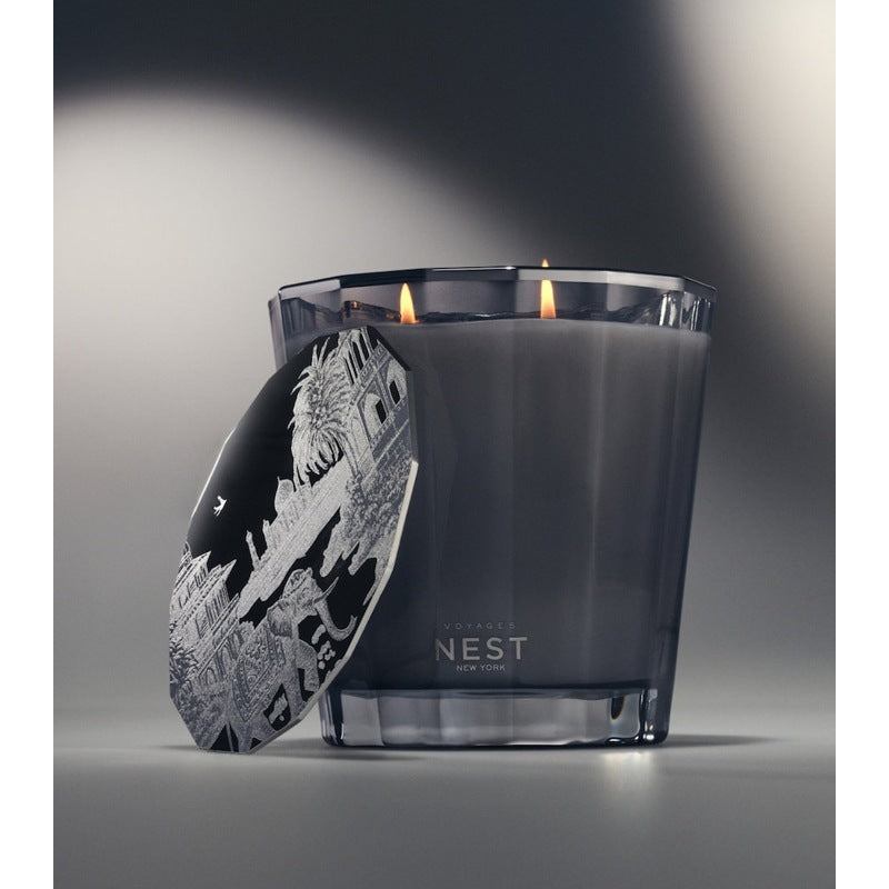 Vela VOYAGES Hypnotic Amber 2-Wick 600g - Mercado de Luxo - O Maior E-Commerce de Bens, Produtos e Serviços de Luxo do Brasil.