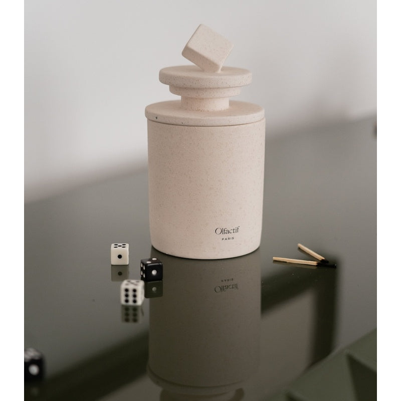 Vela Taurus Vanilla Leather 240g - Mercado de Luxo - O Maior E-Commerce de Bens, Produtos e Serviços de Luxo do Brasil.