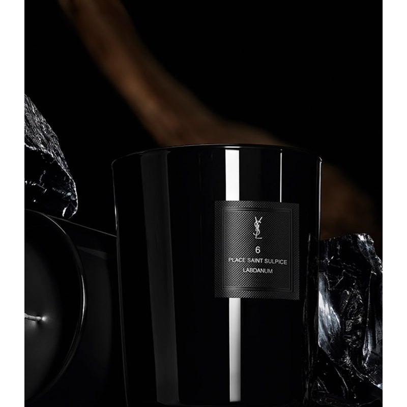 Vela Le Vestiaire des Parfums 6 Place Saint Sulpice 220g - Mercado de Luxo - O Maior E-Commerce de Bens, Produtos e Serviços de Luxo do Brasil.