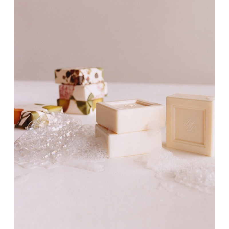 Sabonete Red Roses 100g - Mercado de Luxo - O Maior E-Commerce de Bens, Produtos e Serviços de Luxo do Brasil.