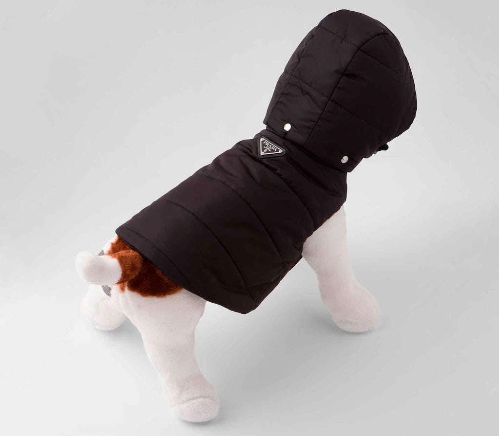 Casaco para Pet com Capuz Re-Nylon - Preto - Mercado de Luxo - O Maior E-Commerce de Bens, Produtos e Serviços de Luxo do Brasil.
