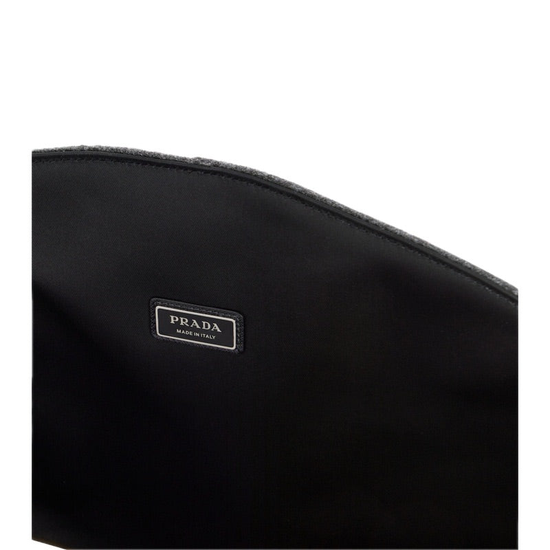 Bolsa de transporte de feltro com acabamento em couro e logotipo - Mercado de Luxo - O Maior E-Commerce de Bens, Produtos e Serviços de Luxo do Brasil.