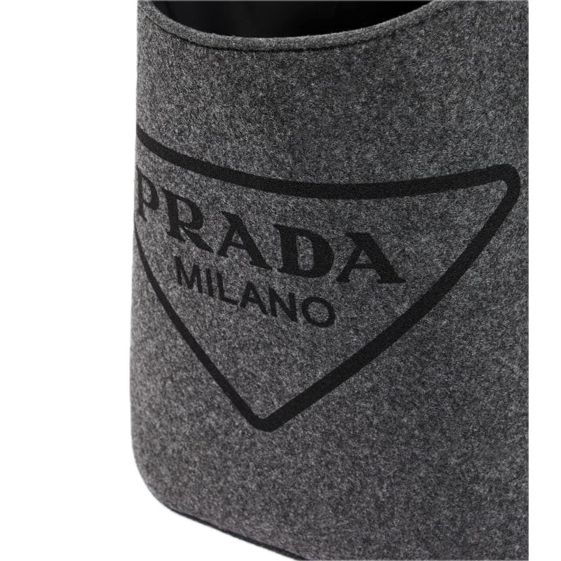 Bolsa de transporte de feltro com acabamento em couro e logotipo - Mercado de Luxo - O Maior E-Commerce de Bens, Produtos e Serviços de Luxo do Brasil.