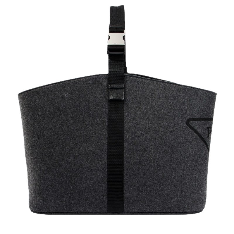 Bolsa de transporte de feltro com acabamento em couro e logotipo - Mercado de Luxo - O Maior E-Commerce de Bens, Produtos e Serviços de Luxo do Brasil.