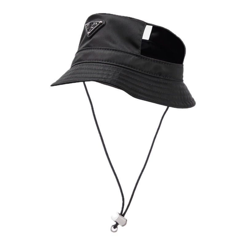 Chapéu tipo balde para cachorro Re-Nylon - Mercado de Luxo - O Maior E-Commerce de Bens, Produtos e Serviços de Luxo do Brasil.