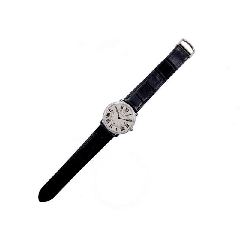 Relógio Ronde Louis Modelo Grande Moldura de Diamante Mostrador Prateado Ouro Branco 18 K 36 mm - Mercado de Luxo - O Maior E-Commerce de Bens, Produtos e Serviços de Luxo do Brasil.