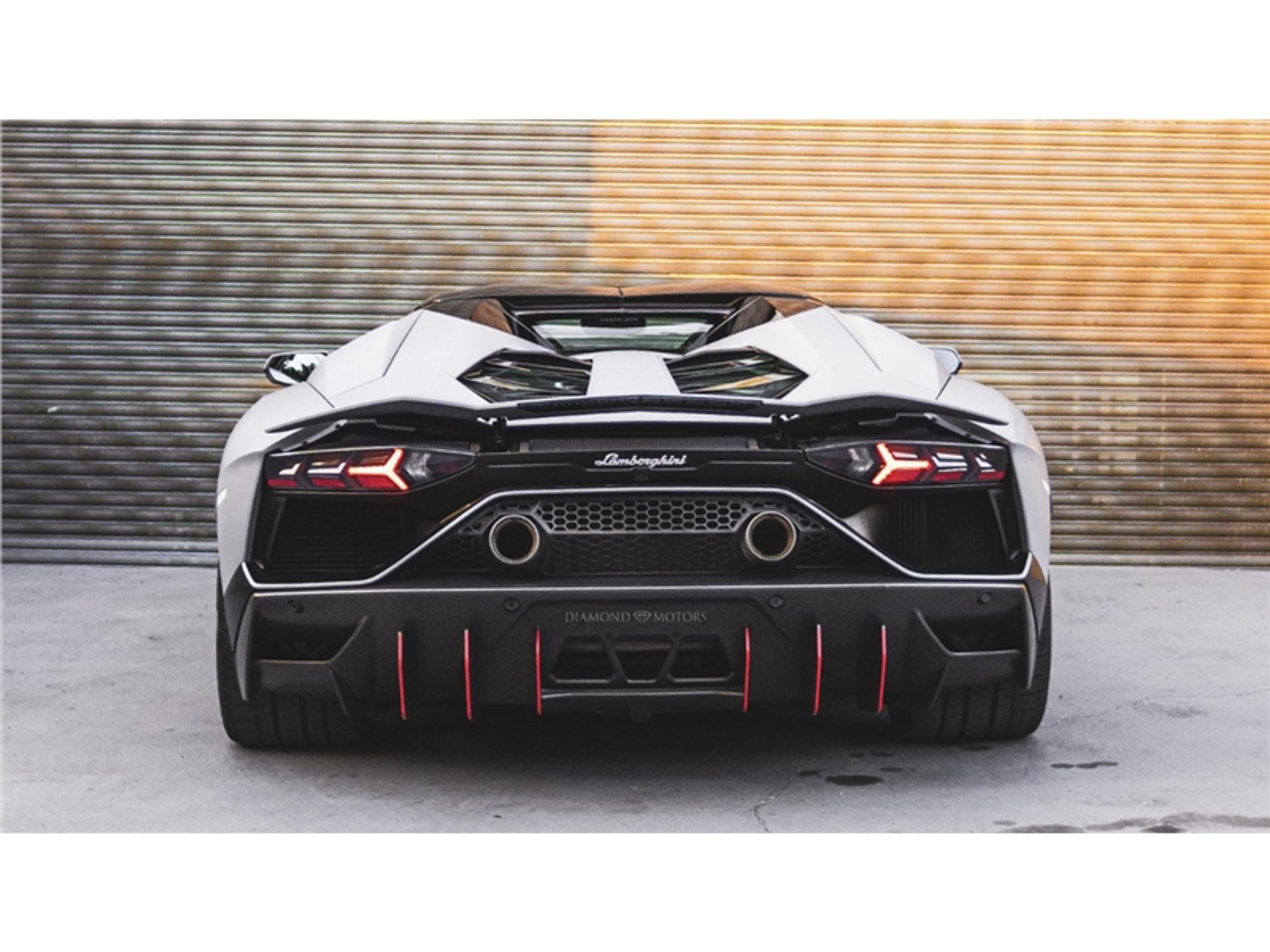 LAMBORGHINI - Aventador