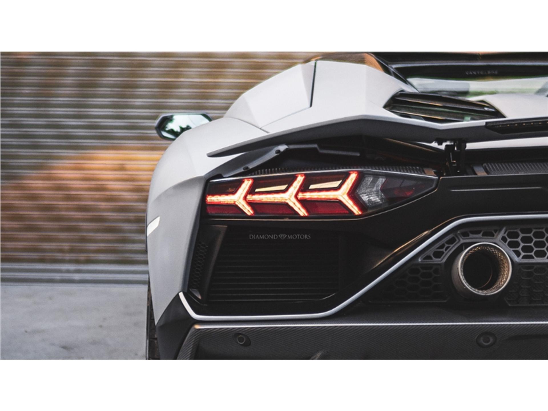 LAMBORGHINI - Aventador