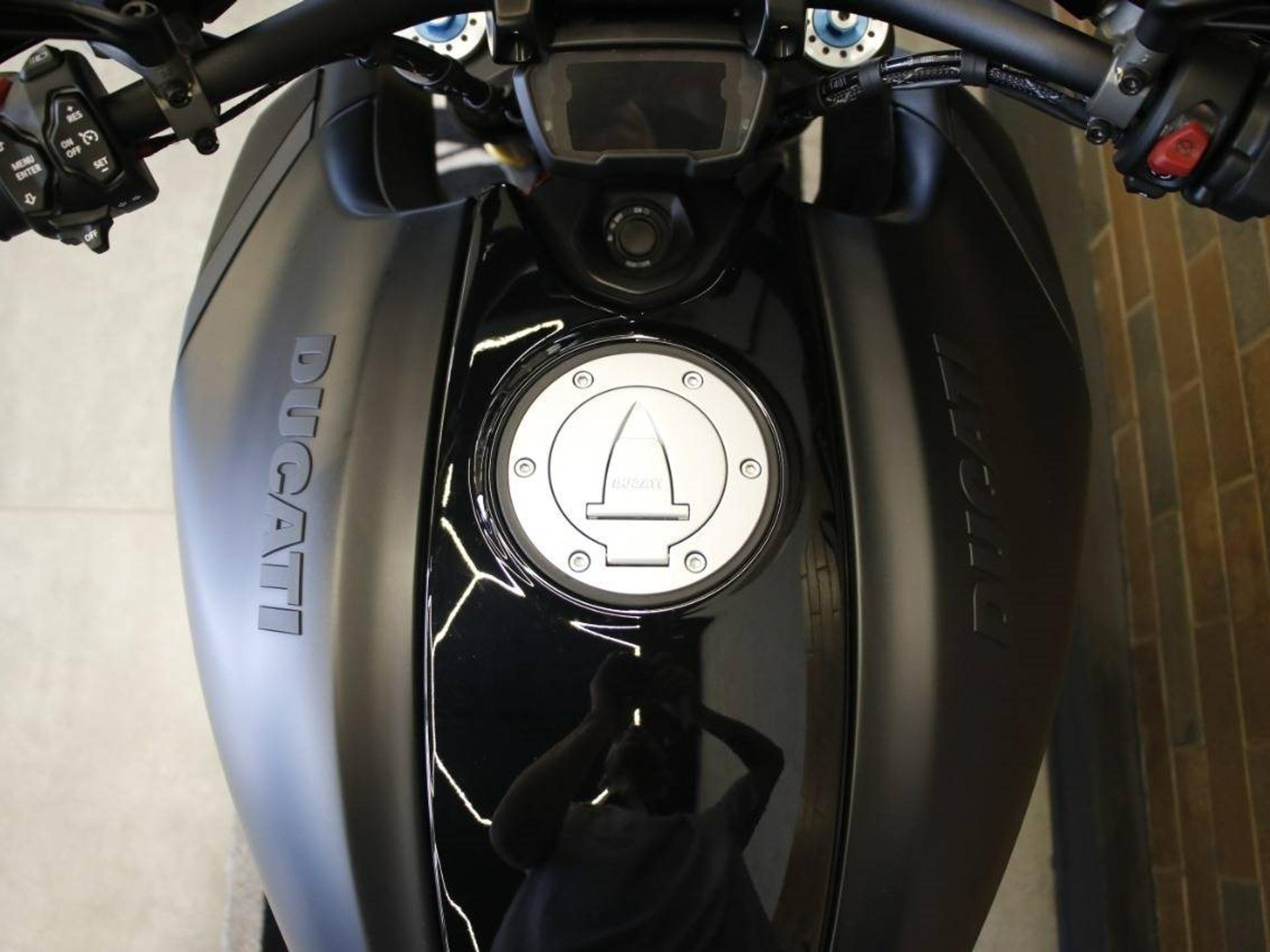 DUCATI - Diavel