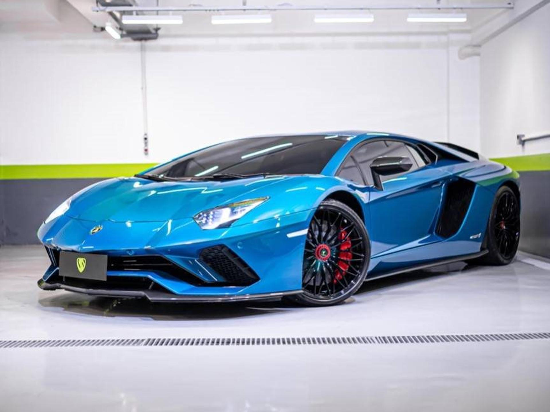 LAMBORGHINI - Aventador