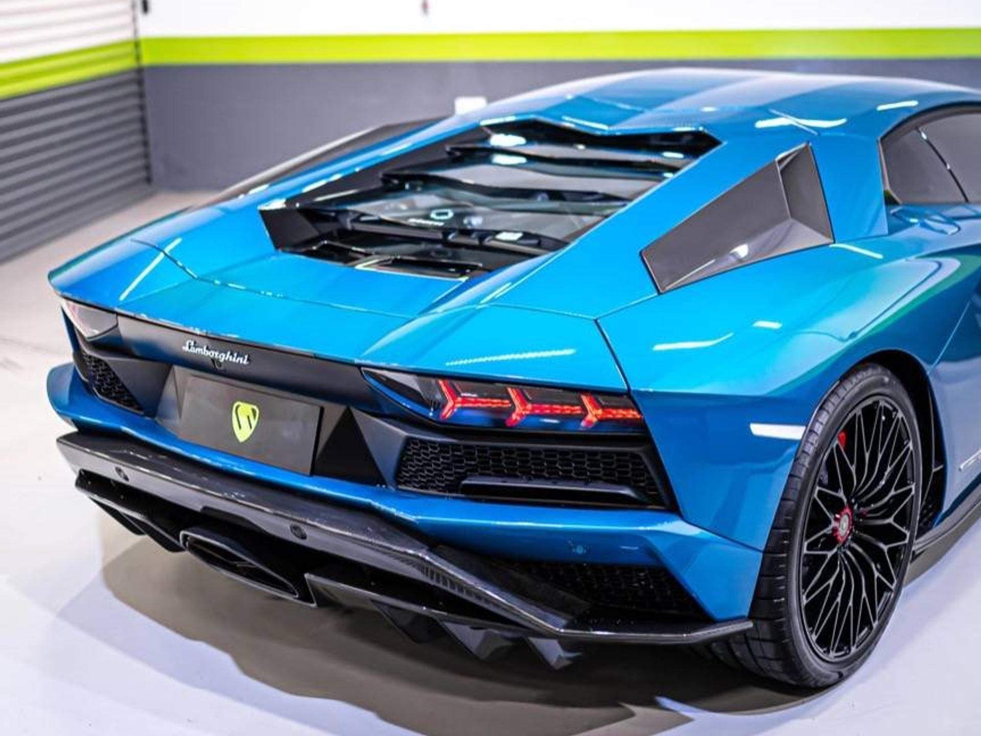 LAMBORGHINI - Aventador