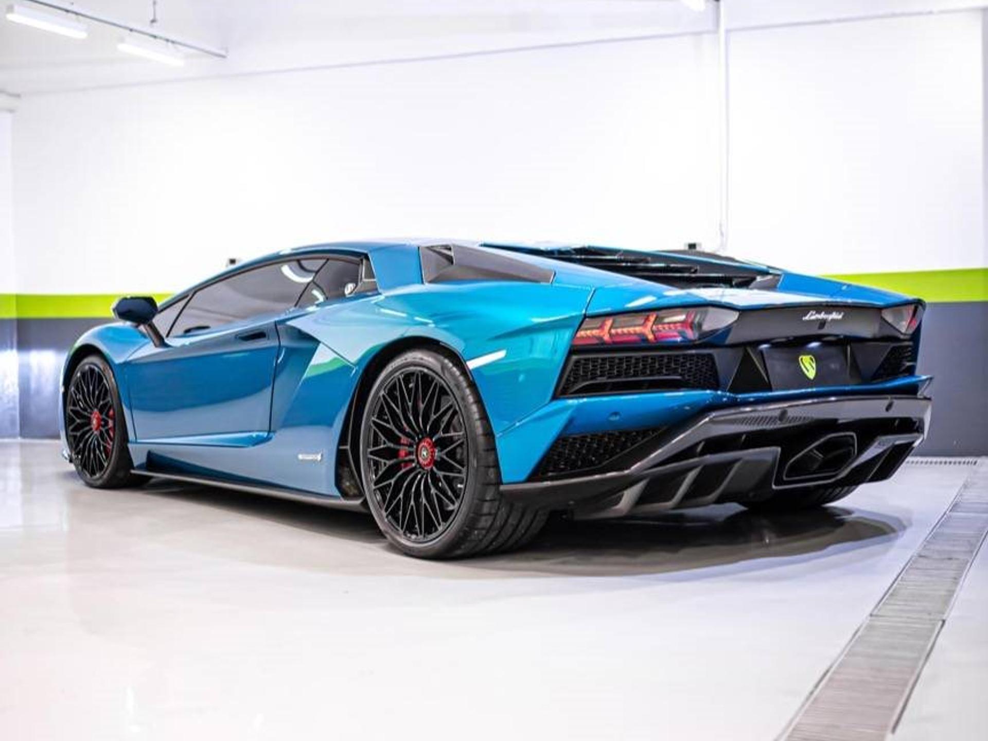 LAMBORGHINI - Aventador