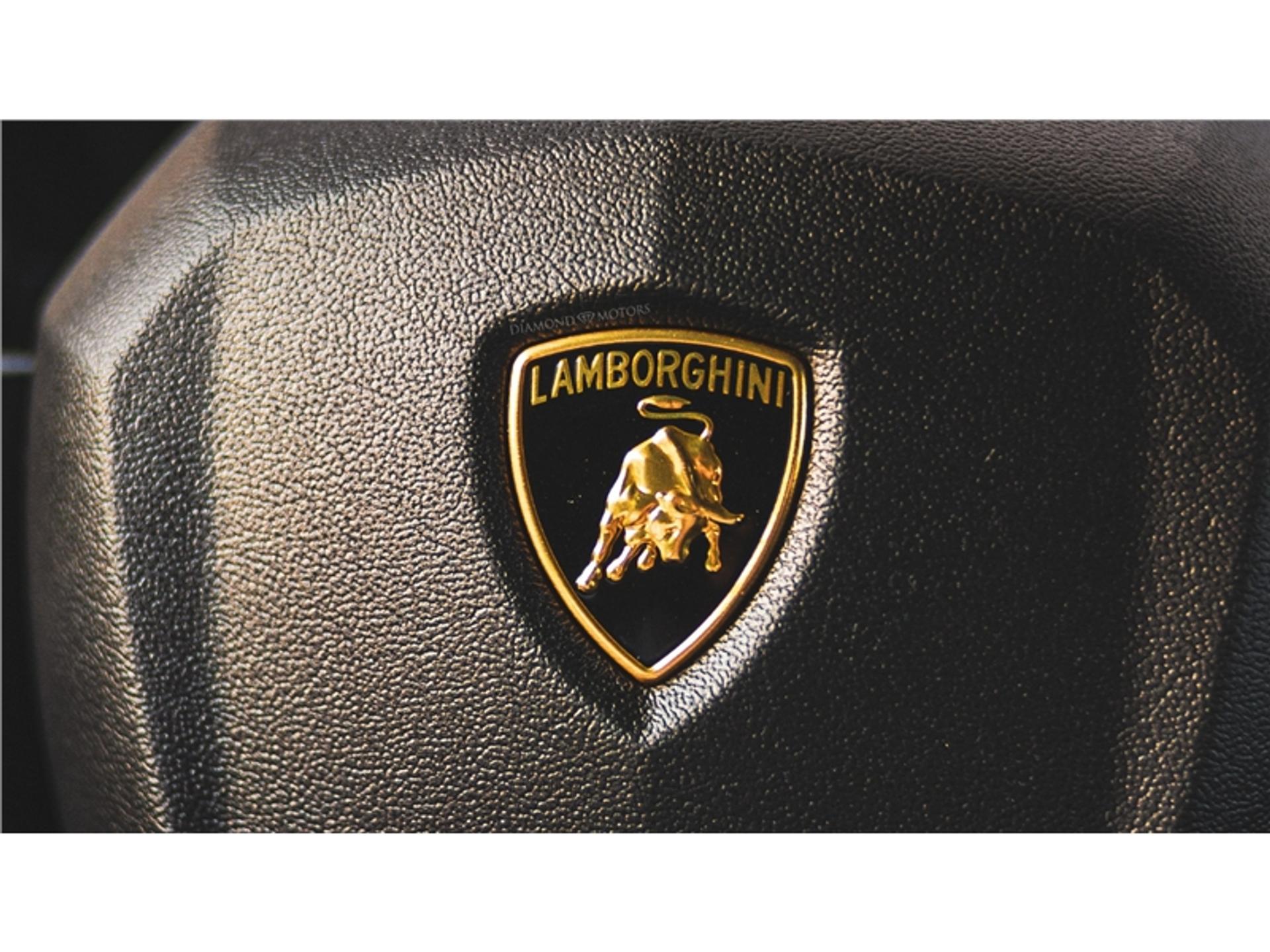 LAMBORGHINI - Aventador